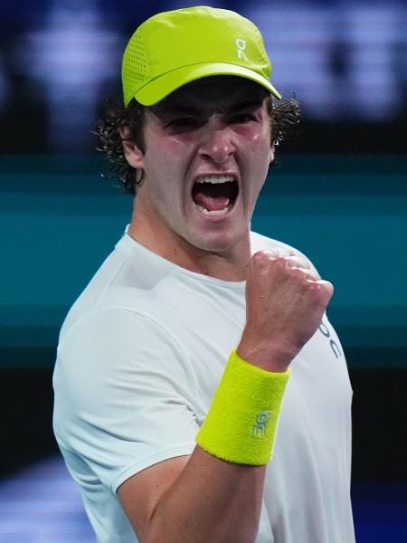 João Fonseca comemora durante jogo contra Alex De Minaur no Masters 1000 de Miami João Fonseca comemora durante jogo contra Alex De Minaur no Masters 1000 de Miami