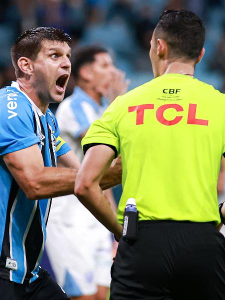 Walter Kannemann, do Grêmio, discute com árbitro Matheus Delgado Candançan em jogo contra o CSA pela Copa de Brasil - MAXI FRANZOI/AGIF - AGÊNCIA DE FOTOGRAFIA/ESTADÃO CONTEÚDO