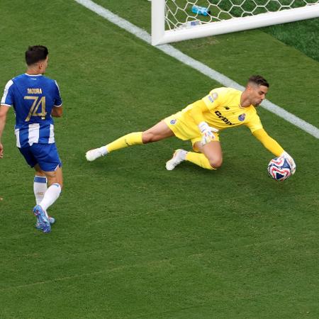 Claudio Ramos, do Porto, faz a defesa durante jogo contra o Palmeiras pelo Mundial - REUTERS/Mike Segar
