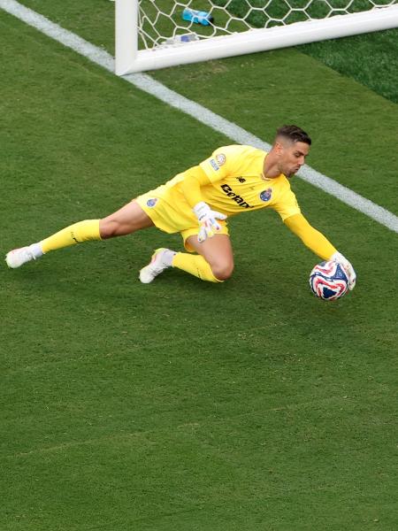 Claudio Ramos, do Porto, faz a defesa durante jogo contra o Palmeiras pelo Mundial Claudio Ramos, do Porto, faz a defesa durante jogo contra o Palmeiras pelo Mundial