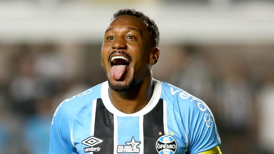 Edenílson comemora gol do Grêmio sobre o Santos em duelo do Brasileirão