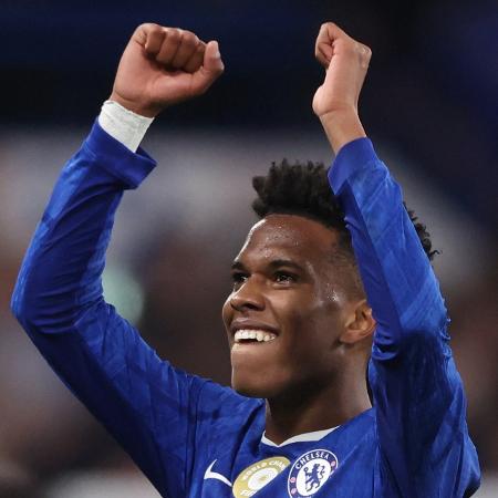 Estêvão, do Chelsea, comemora gol contra o Liverpool pelo Inglês Estêvão, do Chelsea, comemora gol contra o Liverpool pelo Inglês