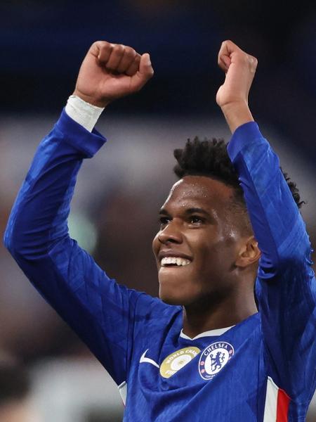 Estêvão, do Chelsea, comemora gol contra o Liverpool pelo Inglês