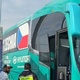 &Ocirc;nibus da Rep&uacute;blica Tcheca fica preso em port&atilde;o e provoca caos no tr&acirc;nsito