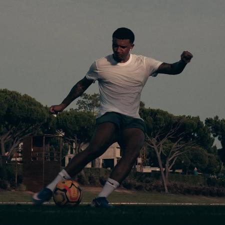 Jadon Sancho, atacante ex-Manchester United, em treino no Flixton FC