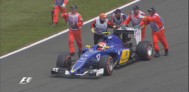 Carro de Felipe Nasr é rebocado ao sofrer problemas antes do GP da Inglaterra - Twitter @F1/Reprodução