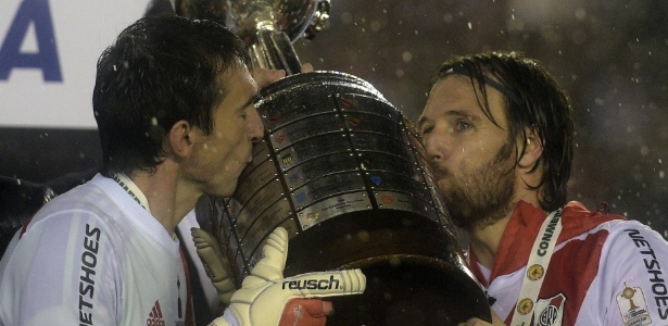 Cavenaghi beija a taça da Libertadores 2015, conquistada pelo River - AFP PHOTO/JUAN MABROMATA