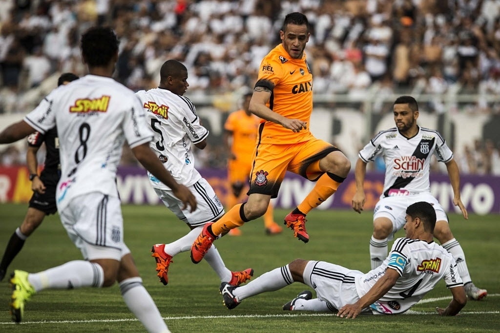 Renato Augusto é perseguido de perto por marcadores no jogo Ponte Preta x Corinthians - Eduardo Knapp/Folhapress
