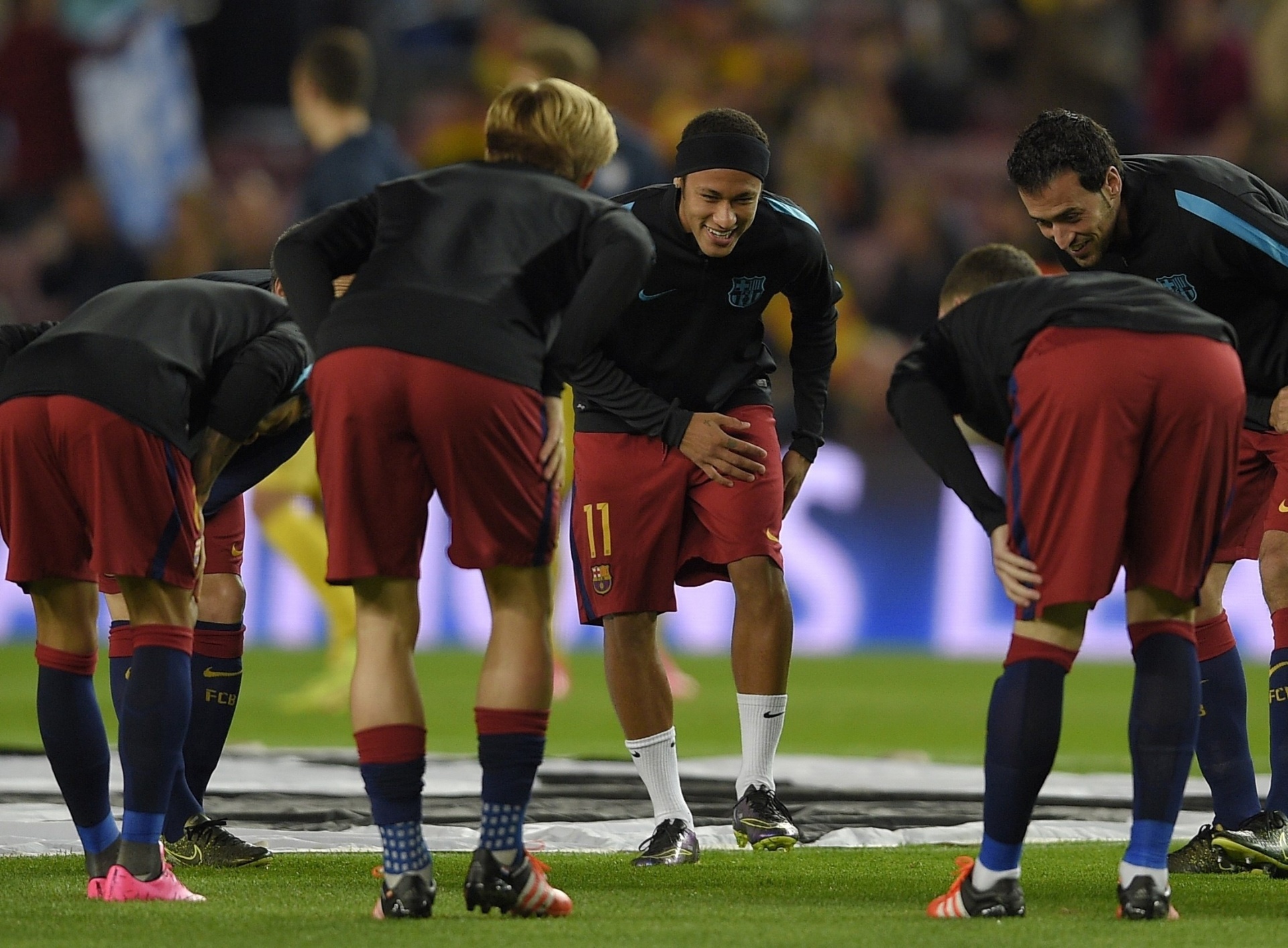 Neymar usa uma faixa preta no cabelo depois de raspar a cabeça - Lluis Gene/AFP Photo