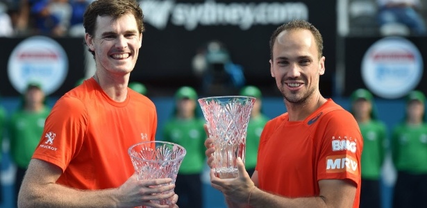Jamie Murray (à esquerda) e Bruno Soares (à direita) celebram o título de duplas conquistado no ATP de Sydney - AFP PHOTO / Peter PARKS