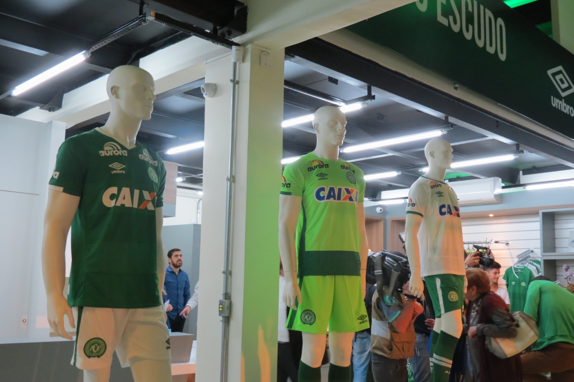 Novos uniformes da Chapecoense foram lançados junto com a loja do clube - Divulgação