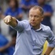Mano Menezes orienta o time do Cruzeiro à beira do gramado na partida diante do Fluminense - Washington Alves/Light Press/Cruzeiro