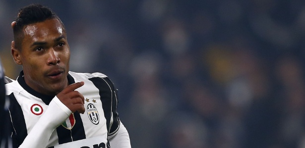 Lateral trocou o Porto pela Juventus em 2015 - MARCO BERTORELLO/AFP