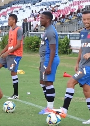 Thalles e Nenê (ambos de camisa azul) participam de aquecimento do Vasco em São Januário - Reprodução/Vasco TV - Reprodução/Vasco TV