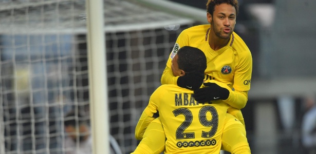 Neymar comemora gol do PSG com Mbappé - AFP PHOTO / LOIC VENANCE