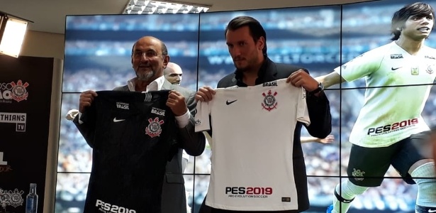 Marca do jogo Pro Evolution Soccer (PES) ficará estampada na barra frontal da camisa - Diego Salgado/UOL Esporte