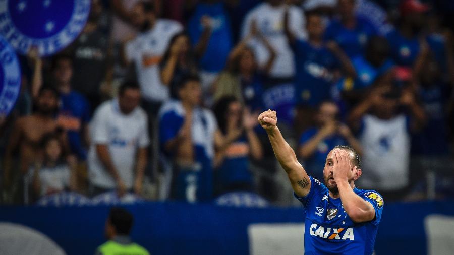 Hernán Barcos, atacante do Cruzeiro, comemora o seu gol diante do Palmeiras na Copa do Brasil - Pedro Vilela/Getty Images