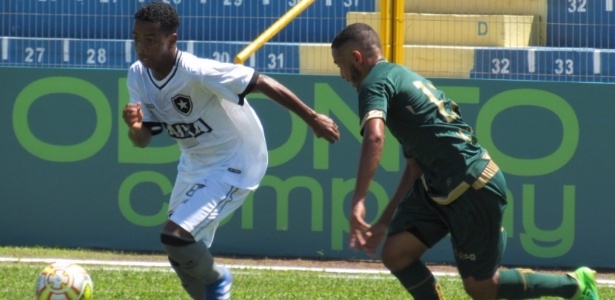 Jogadofres de Botafogo e América disputam jogada em partida válida pela Copinha - Fabio de Paula/BFR