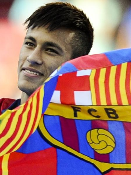 Neymar durante sua apresentação no Barcelona, em 2013 Neymar durante sua apresentação no Barcelona, em 2013