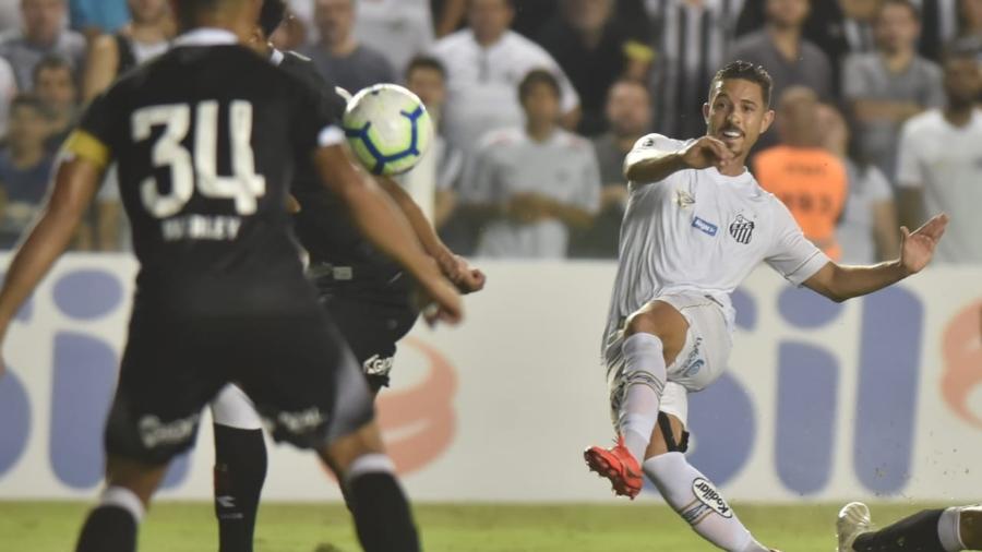 Jean Mota finaliza e marca segundo gol do Santos contra o Vasco - Divulgação/Santos