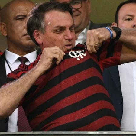 Presidente Jair Bolsonaro, no estádio Mané Garrincha, com a camisa do Flamengo - Edu Andrade/FatoPress/Estadão Conteúdo