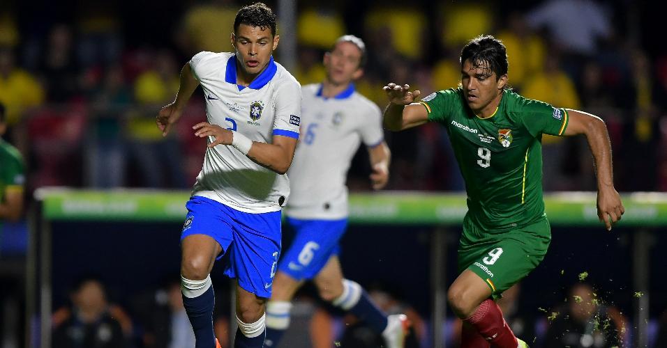 Thiago Silva disputa lance com Marcelo Moreno durante Brasil x Bolívia pela Copa America