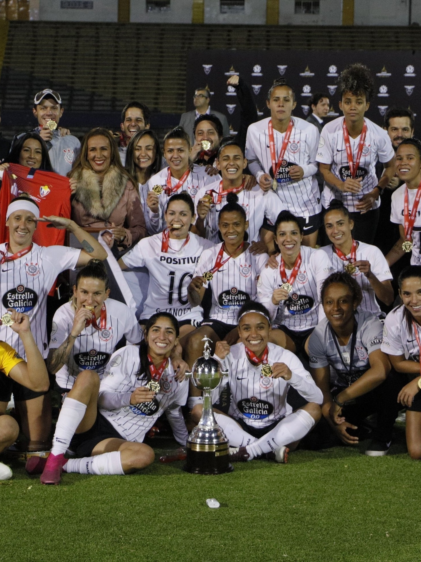 Futebol feminino do Corinthians leva 11 troféus em eventos de premiação -  10/12/2019 - UOL Esporte