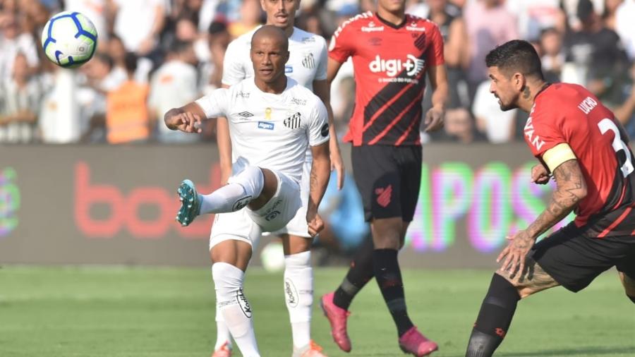 Sánchez passa a bola em Santos x Athletico-PR na Vila Belmiro - Ivan Storti/Santos FC