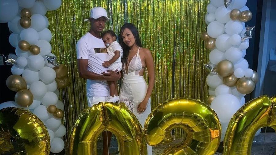 Bruno Henrique, do Flamengo, celebra a chegada de 2020 ao lado da esposa e filho - Reprodução/Instagram