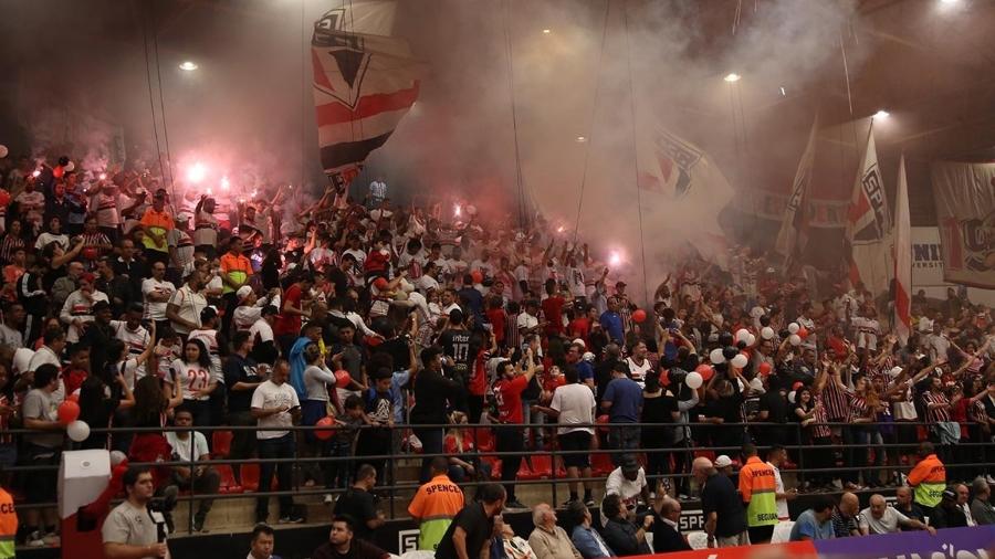Torcida do São Paulo faz festa durante jogo contra o Corinthians pelo NBB - Rubens Chiri/São Paulo
