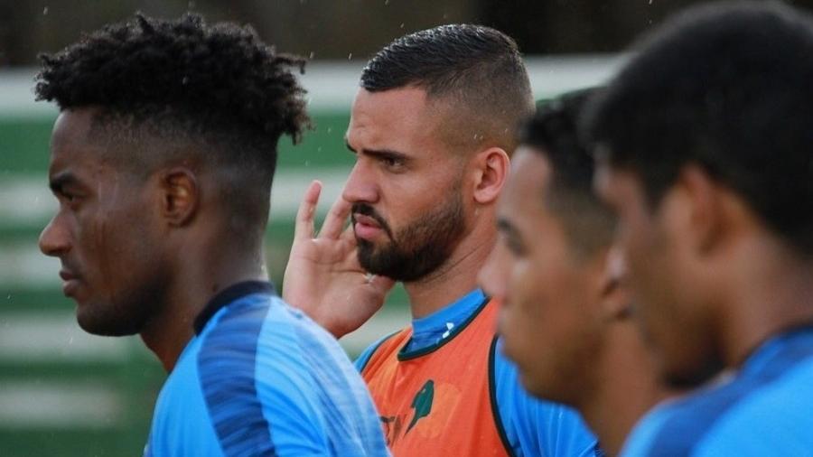 Lucão, de 24 anos, começou no São Paulo e defendeu o Estoril-POR antes de assinar com o Goiás - Divulgação
