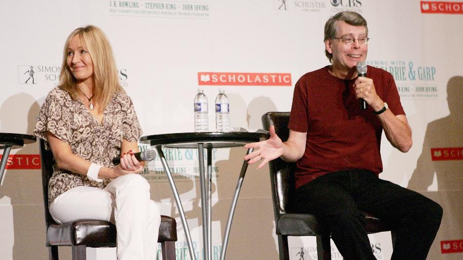 01.08.2006 - J.K. Rowling (à esq.) e Stephen King participam de evento em Nova York (EUA) - Evan Agostini/Getty Images