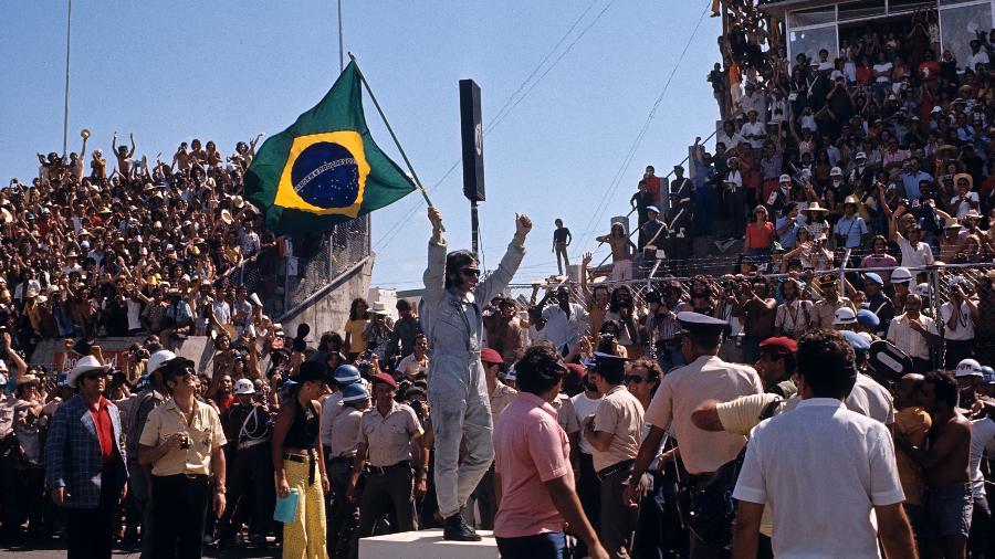 Emerson Fittipaldi comemora no GP do Brasil de 1973 - Bernard Cahier/Getty Images