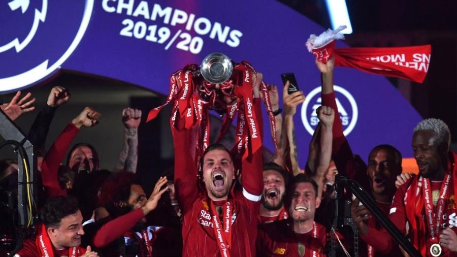 Henderson ergue taça do Campeonato Inglês ao lado de demais jogadores do Liverpool - Paul Ellis/Pool via Getty Images