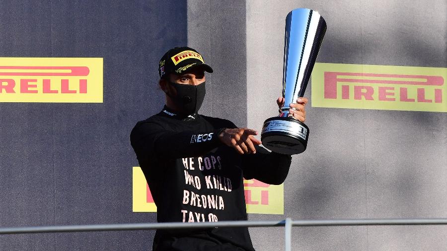 Lewis Hamilton celebra vitória no GP da Toscana de F1 usando camiseta pedindo prisão de policiais - Pool/Getty Images