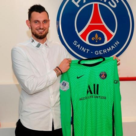 Goleiro Alexandre Letellier posa com camisa do PSG