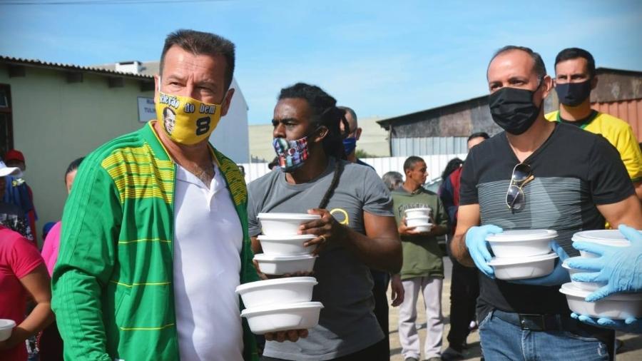 Dunga e Tinga entregam cerca de 200 almoços e materiais escolares para crianças em Cachoeirinha (RS) - Fome de Aprender / Divulgação