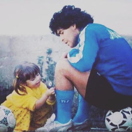 Dalma Maradona publicou uma foto em que, bebê, brinca ao lado do pai, Diego - Reprodução/Instagram