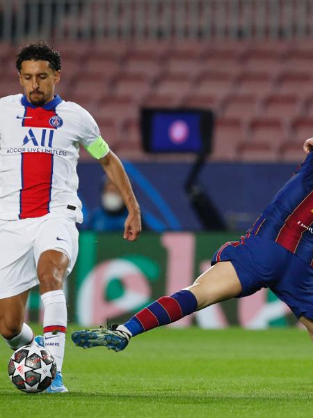 Marquinhos e Lionel Messi disputam bola durante PSG x Barcelona, válido pelas oitavas de final da Liga dos Campeões - Albert Gea/Reuters