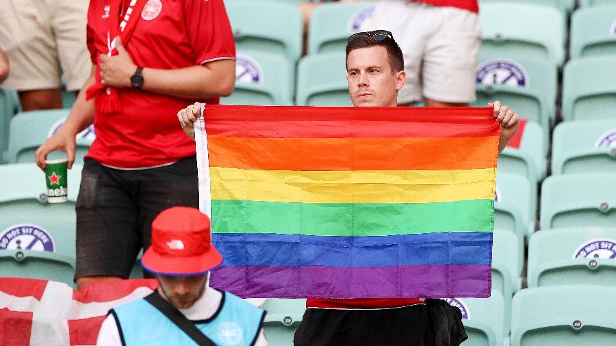 Torcedor da Dinamarca segura bandeira LGBTQIA+ durante jogo contra República Tcheca pela Euro 2021 - Aziz Karimov/Getty Images