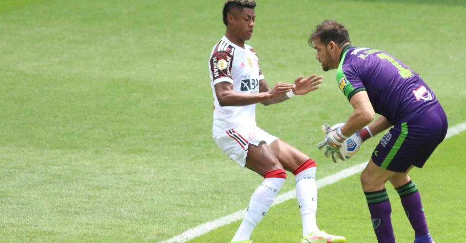 Bruno Henrique e Cavichioli durante partida entre Flamengo e América-MG