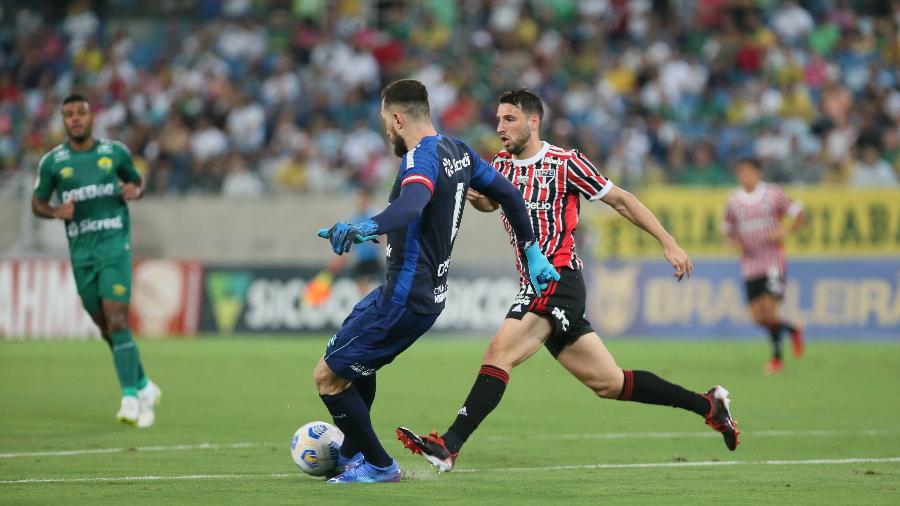 Capita vê pênalti para o São Paulo em bola no braço. Assista por