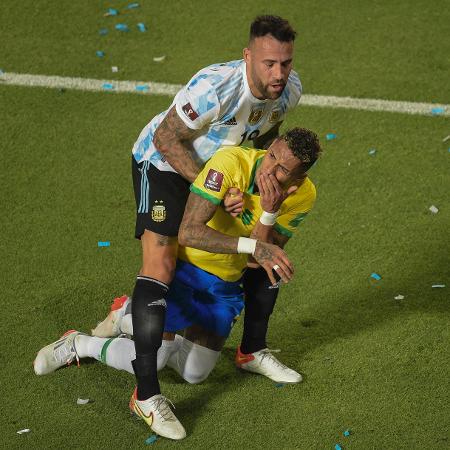 Raphinha é levantado por Otamendi após lance de cotovelada em Argentina x Brasil pelas Eliminatórias - ANDRES LARROVERE/AFP