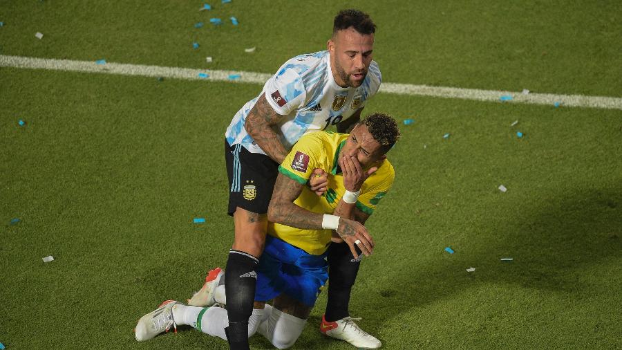 Raphinha é levantado por Otamendi após lance de cotovelada em Argentina x Brasil pelas Eliminatórias - ANDRES LARROVERE/AFP