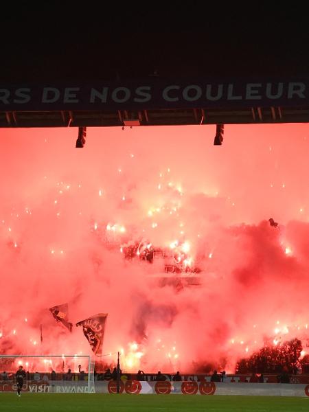 Torcida do PSG faz festa no Parque dos Príncipes - FRANCK FIFE / AFP