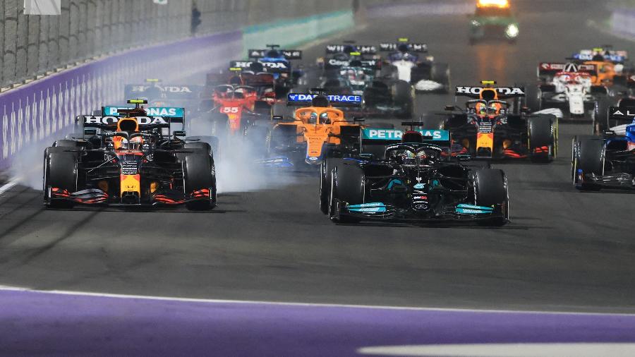 Max Verstappen (Red Bull) e Lewis Hamilton (Mercedes) lado a lado durante o GP da Arábia Saudita - Giuseppe CACACE / AFP
