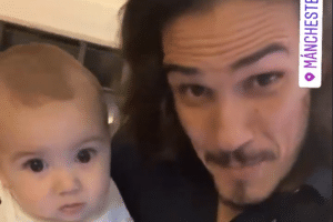 Cavani publica mensagem de ano novo com música brasileira e anima torcedores do Corinthians