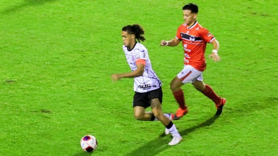 Reginaldo, lateral e capitão do time do Corinthians na Copinha - Reprodução/Twitter