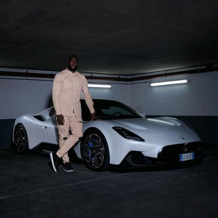 Lukaku posa ao lado de seu novo Maserati MC20 - Arquivo pessoal/Instagram