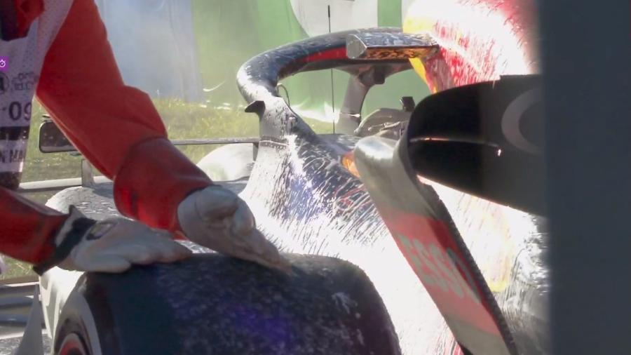 Carro de Max Verstappen após o problema que provocou seu abandono no GP da Austrália - Reprodução/F1TV